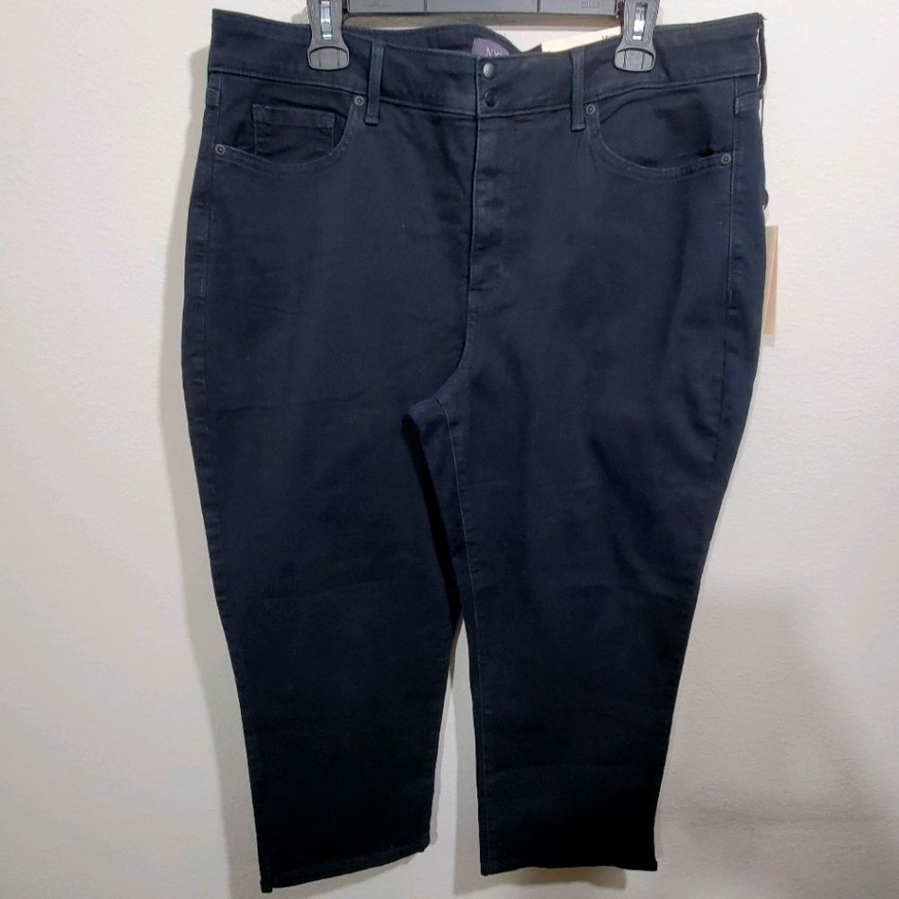 Slim Capri Jeans In Plus Size
In Cool Embrace
